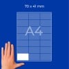 Hand neben A4-Blatt-Raster mit einem weißen Etikett unten links (70 × 41 mm)?