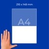 Hand neben einem A4-Papierdiagramm auf blauem Hintergrund mit der Beschriftung „210 x 148 mm“?
