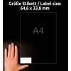 Das Bild zeigt eine Hand neben der Umrisslinie eines A4-Blatts mit einer Etikettengröße von 64,6 x 33,8 mm vor einem dunklen Hintergrund.