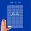 Hand neben kariertem Blatt im A4-Format mit den Abmessungen 52,5 × 21,2 mm auf blauem Hintergrund?