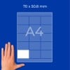 A4-Blattdiagramm mit Raster, einer weißen Zelle unten links und einer Hand links?