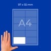 Hand neben einem A4-Blatt-Diagramm mit einem 97 × 55 mm Etikett und Gitter?