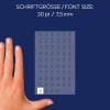 Ein Bild zeigt eine Hand neben einem Panel, das Zahlen in einer bestimmten Schriftgröße anzeigt. Der Text darüber gibt die Schriftgröße mit 30 pt oder 7,5 mm an.