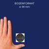 Größenvergleich mit Hand, Artikel: 4376, ein Bogen Rollen-Etiketten, Format: ⌀ 38 mm, Farbe: Schwarz, Gold