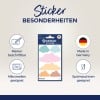 Das Bild zeigt eine Verpackung für dekorative wolkenförmige Aufkleber. Die Aufkleber können mit einem Stift beschriftet werden, sind mikrowellengeeignet, spülmaschinenfest und in Deutschland hergestellt.