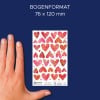 Das Bild zeigt eine Hand, die ein Blatt mit verschiedenen dekorativen Herzaufklebern in unterschiedlichen Rosa- und Rottönen hält. Die Blattgröße ist mit 76 x 120 mm angegeben, und zusätzliche Produktdetails sind unten sichtbar.