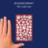 Das Bild zeigt eine Hand neben einem Blatt mit sternförmigen Aufklebern auf rotem Hintergrund. Das Blatt zeigt glänzende, silberne Sterne in verschiedenen Größen, alle mit weißen Punkten verziert.