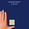 Größenvergleich mit Hand, Artikel: 56817, ein Bogen Sticker auf Rolle, Format: ⌀ 38 mm, Farbe: Gold