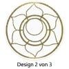 Das Bild zeigt ein kreisförmiges Design mit einem blumenähnlichen Muster in Grün. Es hat einen zentralen Kreis, der von blütenblattförmigen Formen umgeben ist, und ist unten mit 'Design 2 von 3' beschriftet.