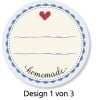 Ein rundes, selbstgemachtes Etikettendesign mit einem Herz oben, leeren Zeilen zum Ausfüllen von Details und dekorativen Rand-Elementen. Es trägt den Schriftzug 'homemade' in Kursivschrift und 'Design 1 von 3' am unteren Rand.