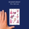 Das Bild zeigt ein Stickerbogen mit bunten Illustrationen verschiedener niedlicher Charaktere und Objekte, darunter Feen, ein Einhorn, ein Hase und mehr, begleitet von einer Hand als Größenvergleich. Die Maße sind mit 76 x 120 mm angegeben.