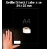 Das Bild zeigt eine Hand neben einem A4-großen Etikettenblatt mit den Abmessungen 54 x 25 mm. Eine Rolle weißes Etikettenband ist in der Nähe vor einem dunklen Hintergrund positioniert.