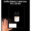 Das Bild zeigt eine Hand neben einer Rolle Etiketten mit einem Text, der die Etikettengröße von 101 x 54 mm angibt, und einen A4-Blatthintergrund.