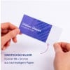 Das Bild zeigt eine Hand, die eine blaue Visitenkarte mit dem Namen 'Mélina Dopper' und dem Titel 'Chargée de projet' hält, zusammen mit einem Text, der darauf hinweist, dass es sich um eine Projektkarte aus nachhaltigem Papier handelt.