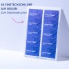 Das Bild zeigt ein Blatt mit bedruckbaren Namensschildern, die in Abschnitte unterteilt sind. Jeder Abschnitt enthält einen Namen und eine Berufsbezeichnung. Das Design kombiniert einen blauen Hintergrund mit modernen Linien.