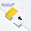Das Bild zeigt ein Namensschild in einem transparenten Halter, auf dem der Name und der Titel einer Person zu sehen sind. Es enthält einen schwarzen Clip zur Befestigung, zusammen mit einem Text, der ein Set von Namensschildern mit Clips und Nadeln anzeigt.