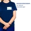 Das Bild zeigt eine Person in einem dunkelblauen T-Shirt mit einem Namensschild, auf dem 'Emma Garcia Project Manager' steht. Der Text an der Seite auf Deutsch lautet 'WIEDERVERWENDBAR' und 'Für mehrere Veranstaltungen,' was darauf hinweist, dass das Namensschild für mehrere Veranstaltungen wiederverwendbar ist.