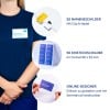 Das Bild zeigt eine Frau, die ein blaues Hemd mit einem Namensschild trägt. Es gibt weitere Namensschilder und Designs, die neben dem Text angezeigt werden, der die Verfügbarkeit von anpassbaren Namensschildern angibt.