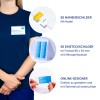 Das Bild zeigt eine Person in einem dunkelblauen Hemd, die ein Namensschild mit Text darauf hält. Um die Person herum befinden sich Beschreibungen verschiedener Namensschildprodukte, darunter 50 Namensschilder mit Anstecknadeln, 50 Einsteckkarten in einer bestimmten Größe und ein Online-Designer zur Erstellung von individuellen Schildern.