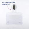 Das Bild zeigt einen transparenten Namensschildhalter aus Kunststoff mit einem Metallclip oben. Der Halter ist leer und enthält keine Inhalte, und es gibt ein deutsches Etikett mit der Aufschrift 'AUS TRANSPARENTEM KUNSTSTOFF'.