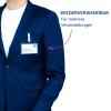 Das Bild zeigt eine Person, die einen blauen Blazer trägt, mit einem Namensschild, auf dem 'TOM MARTIN PROJEKTMANAGER' steht. Im Hintergrund sind die Texte 'WIEDERVERWENDBAR' und 'Für mehrere Veranstaltungen' zu sehen.