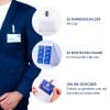Das Bild zeigt eine Person in einem blauen Anzug mit einem Namensschild auf der Brust. Es werden Details zu Namensschildern gezeigt, darunter Optionen wie 25 Namensschilder mit Clips, 32 Einsteckkarten in einem spezifischen Format und ein Online-Designer zur individuellen Gestaltung.