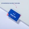 Das Bild zeigt einen Namensschildhalter mit einer Karte, auf der der Name 'Etienne Pugri' und 'Graphiste' aufgedruckt ist. Der Hintergrund zeigt eine weiße Fläche mit einem numerischen Titel, der 20 Namensschildhalter angibt.