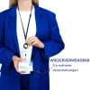 Eine Person in einem blauen Anzug hält ein Namensschild an einem Lanyard. Das Schild zeigt einen Namen und einen Titel, und der Text an der Seite weist darauf hin, dass es für mehrere Veranstaltungen wiederverwendbar ist.