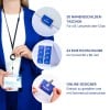 Das Bild zeigt verschiedene Gegenstände im Zusammenhang mit Namensschildern, darunter eine Person, die ein Namensschild mit einem Schlüsselband hält, eine Produktverpackung und bedruckte Namenseinlagen. Die Gegenstände werden in einem professionellen Umfeld präsentiert, das für Veranstaltungen oder Konferenzen gedacht ist.