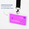 Das Bild zeigt ein Namensschild mit einem rosa und lila Design, auf dem der Name 'Lucie Delbois' und der Titel 'MARKETINGDIREKTORIN' abgebildet sind. Es hebt nachhaltiges Papiermaterial hervor.