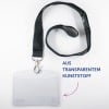 Das Bild zeigt einen transparenten Plastikausweishalter, der an einem dunklen Band befestigt ist. Der Halter hat einen Clip und besteht aus recycelbaren Materialien.