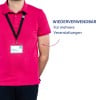 Das Bild zeigt eine Person, die ein pinkfarbenes Polohemd trägt. Sie haben ein Abzeichen an einem Lanyard hängen, auf dem ein Name und eine Berufsbezeichnung angezeigt werden, zusammen mit einer Nachricht, die darauf hinweist, dass das Abzeichen für mehrere Veranstaltungen wiederverwendbar ist.
