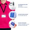 Das Bild zeigt eine Person, die ein pinkes Hemd trägt, mit einem Namensschild, das an einem Lanyard hängt. Es gibt auch drei grafische Elemente, die Namensschildhalter, Einleger und ein Online-Design-Tool zeigen.
