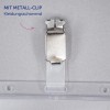 Das Bild zeigt eine Metallklammer, die an einem transparenten Kunststoffhalter befestigt ist. Die Klammer ist mit 'MIT METALL-CLIP' beschriftet und trägt zusätzlichen Text auf Deutsch, der als 'kleidungsfreundlich' übersetzt wird.