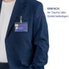 Das Bild zeigt eine Person, die ein dunkelblaues Sakko trägt, mit einem Namensschild, das an der Tasche befestigt ist. Das Schild zeigt den Namen 'JEAN LAMIPU' und das Wort 'Fotograf'. Auf der rechten Seite befindet sich ein Text, der vorschlägt, es an einer Tasche oder einem Gürtel zu befestigen.