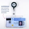 Das Bild zeigt einen Ausweishalter mit einem einziehbaren Ausweismäppchen. Der darin befindliche Ausweis zeigt den Namen 'Paul Bertrand', mit einem Foto und der Bezeichnung 'Agent de Securite'. Ein Text auf Deutsch weist auf eine Funktion für einfaches Einführen und Entnehmen der Karte hin.
