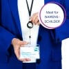 Das Bild zeigt eine Person in einem blauen Anzug, die ein Namensschild mit einem einziehbaren Ausweishalter trägt. Das Namensschild zeigt den Namen 'Emma Garcia' und den Titel 'Einkaufsleiterin'. Im Hintergrund befindet sich eine kreisförmige Textblase mit der Aufschrift 'Ideal für NAMENSSCHILDER'.
