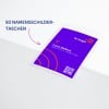 Das Bild zeigt einen Namensschildhalter mit einem lila und orangefarbenen Design. Er trägt den Namen 'Lucie Delbois' und einen Titel, 'DIRECTRICE MARKETING'. Es gibt einen QR-Code und einen Text, der '50 NAMENSSCHILDER-TASCHEN' sagt.
