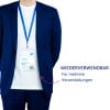 Das Bild zeigt einen Mann in einem blauen Anzug mit einem Namensschild, das darauf hinweist, dass er an einer "Innovationsveranstaltung" teilnimmt. Das Schild zeigt seinen Namen, Tom Martin, sowie einen QR-Code und den Hinweis, dass es für mehrere Veranstaltungen wiederverwendbar ist, hervorgehoben mit deutschem Text.