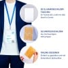 Das Bild zeigt eine Person mit einem Ausweishalter. Der Text hebt die Produktdetails hervor: 50 XL-Ausweishalter, die für Veranstaltungen geeignet sind, 52 Einsteckkarten aus hochwertigem Papier und einen Online-Designer für einfache Anpassung und Druck.