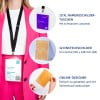 Das Bild zeigt eine Frau in einem pinkfarbenen Blazer, die ein Namensschild und ein Lanyard trägt. Das Bild enthält Grafiken, die Ausweishalter, Ausweise und ein Online-Design-Tool für Veranstaltungen beschreiben.