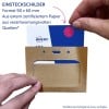 Hände, die eine blau-weiße Avery-Karte in einen braunen Papphalter einsetzen?