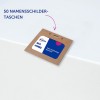 Brauner Ausweishalter mit einem blau-weißen Namensschild mit der Aufschrift „Mia Jones“?