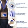 Person, der einen Ausweishalter mit Lanyard trägt, und drei Nahaufnahmen von Ausweisproduktbildern mit deutschem Text?