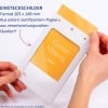Hände, die eine orangefarbene Karte in einen weißen Papp-Ausweishalter einführen?