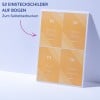 Bogen mit vier orangefarbenen Namensschildern im Visitenkartenstil, die an eine helle Wand gelehnt sind?