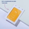 Weißer Ausweishalter mit orangefarbener Namenskarte mit der Aufschrift „Ernie Mapp“ auf hellem Hintergrund?
