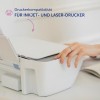 Ein Bild zeigt eine Hand einer Person, die mit einem Drucker interagiert, und hebt die Kompatibilität für Tintenstrahl- und Laserdrucker hervor.