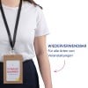 Das Bild zeigt eine Person, die ein weißes T-Shirt trägt und ein schwarzes Schlüsselband mit einem Namensschild hält. Auf dem Namensschild steht "CORALIE MIAPING COMMERCIALE" und es enthält einen Hinweis, dass es für verschiedene Veranstaltungen wiederverwendbar ist.