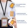 Das Bild zeigt einen Namensschildhalter und Namenskarten. Es zeigt eine Person mit einem Namensschild mit der Aufschrift 'CORALIE MIAPING' und Informationen über die Produkte: XL-Namensschildhalter, Einsteckkarten und ein Online-Designer für Anpassungen.